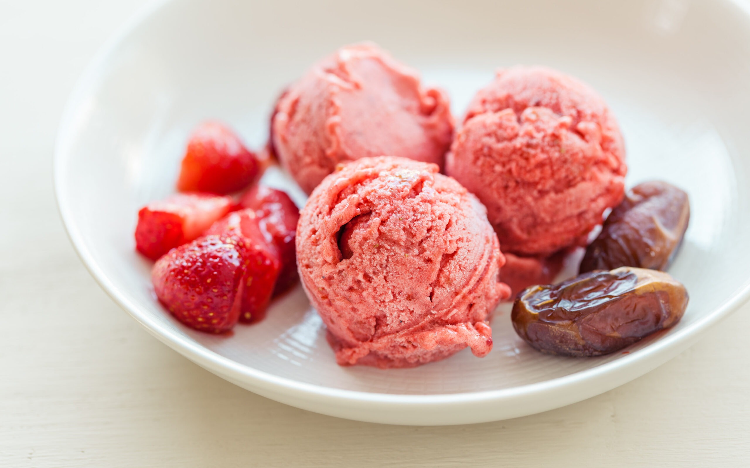 Mousse de fresas con fruta fresca, postre saludable y natural, opción dulce y refrescante para una alimentación equilibrada