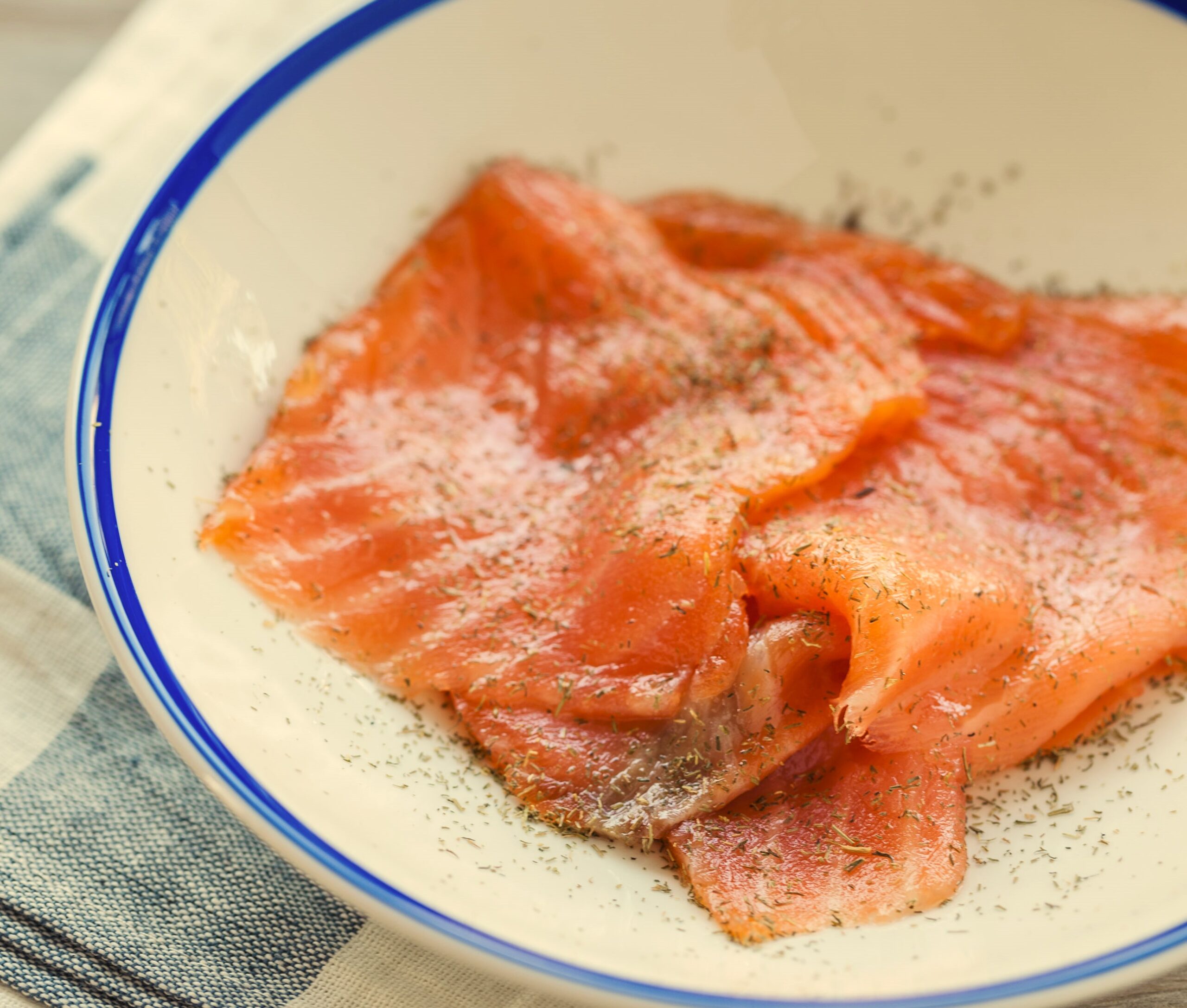 Salmón adobado, pescado rico en omega-3 y proteínas, ideal para una alimentación saludable y equilibrada.