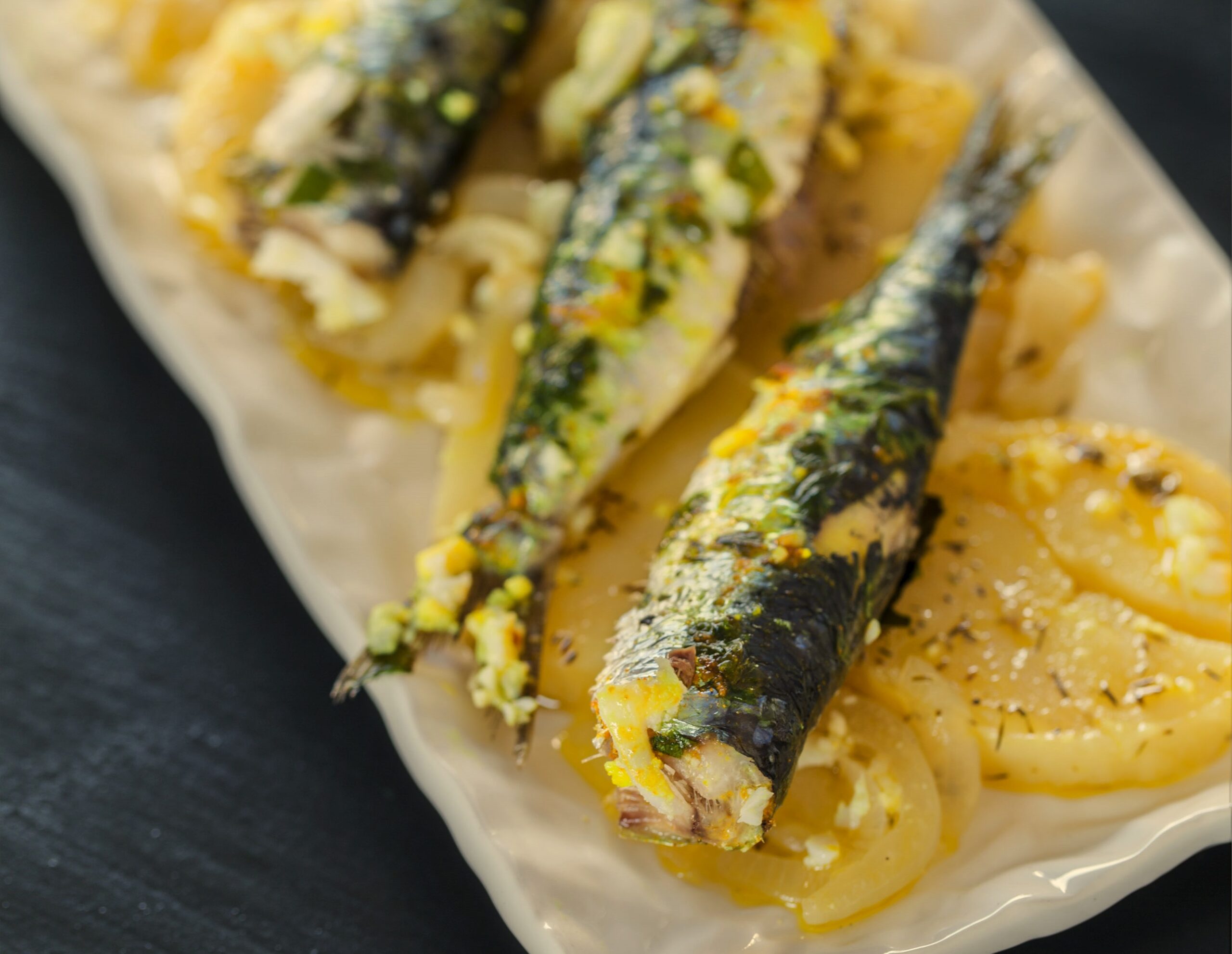 Sardinas en escabeche con vinagre de manzana, plato rico en omega-3 y nutrientes, ideal para una alimentación saludable y equilibrada.