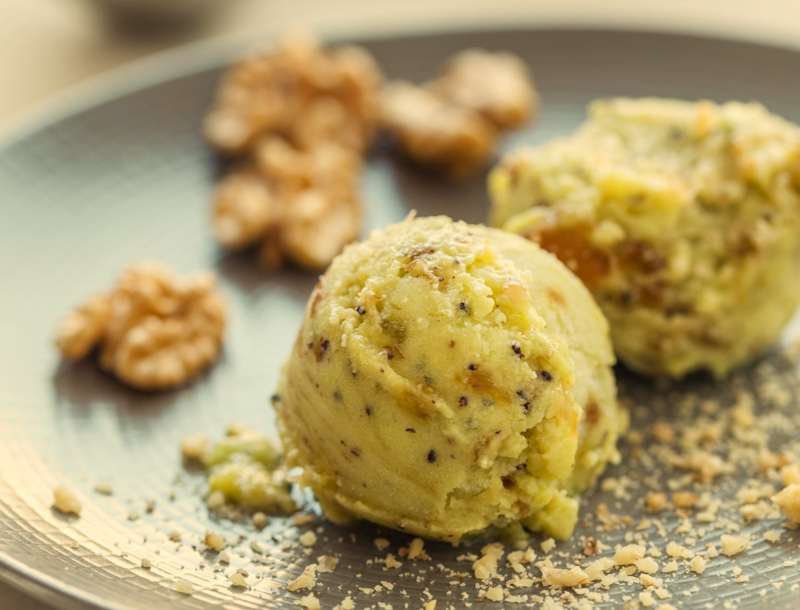 Helado de kiwi con nueces y dátiles, postre saludable y natural, rico en fibra y nutrientes, ideal para una alimentación equilibrada