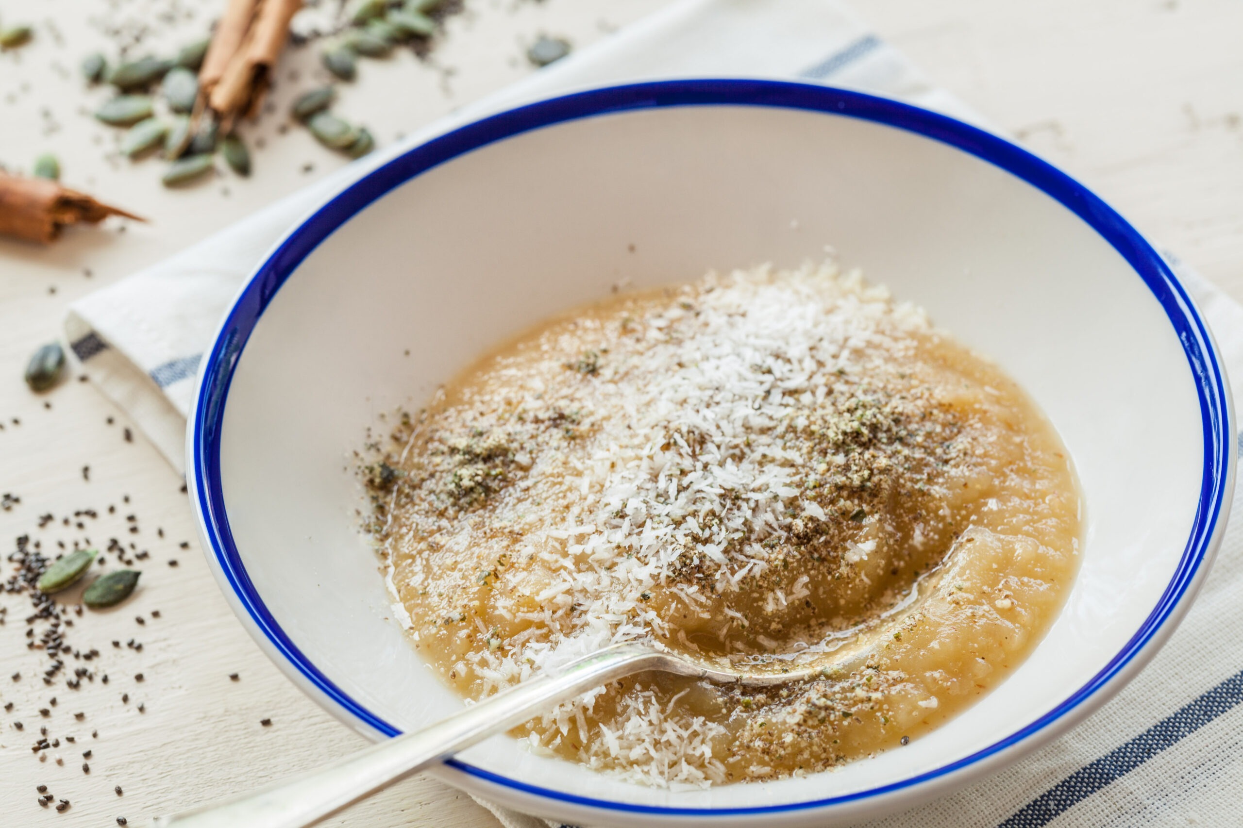 Compota de manzana con coco rallado, jengibre y canela, postre saludable y digestivo, ideal para una alimentación natural y equilibrada.