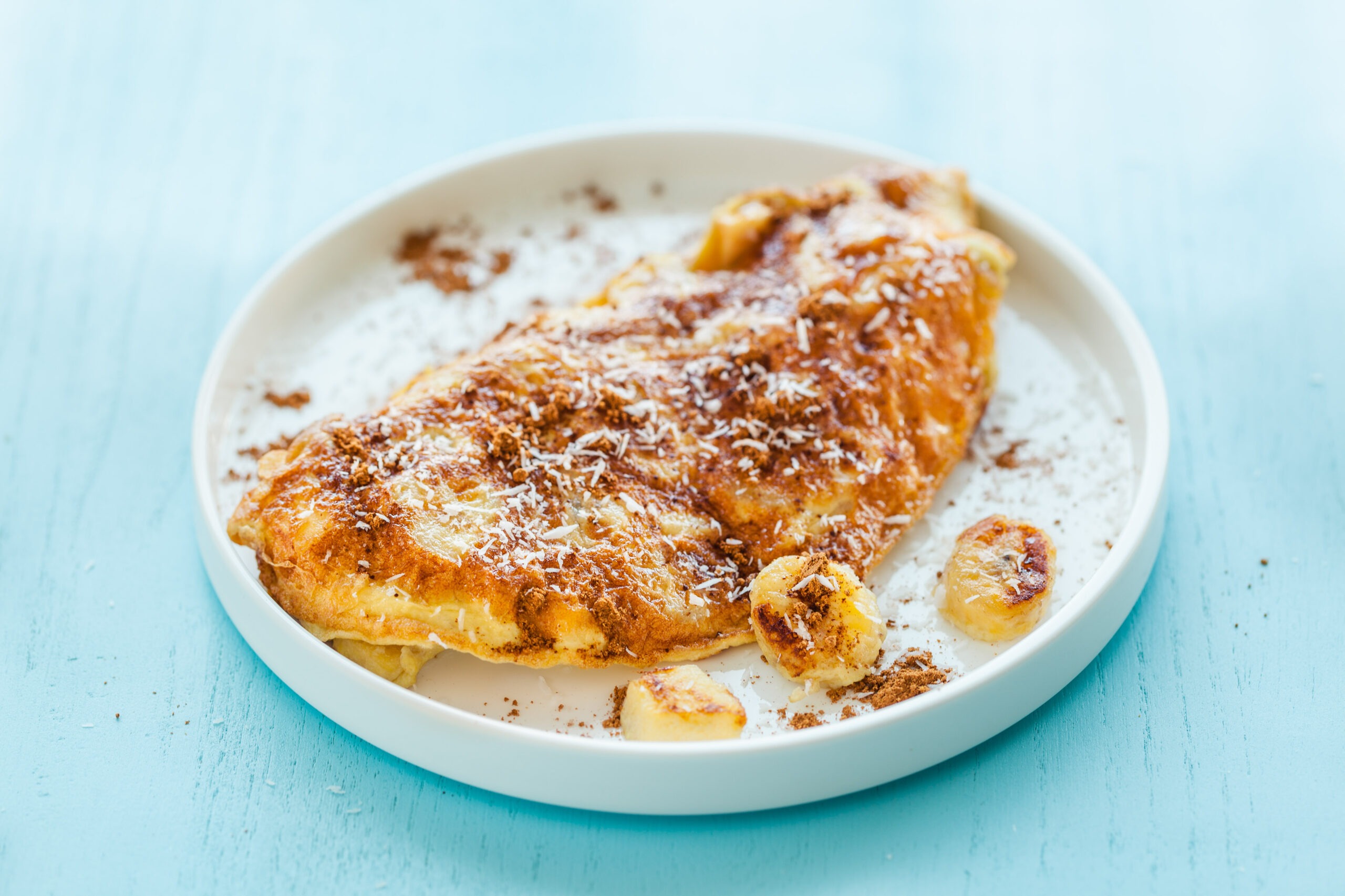 Tortilla de plátano y manzana con coco rallado y canela, receta saludable y nutritiva, ideal como desayuno o postre equilibrado.