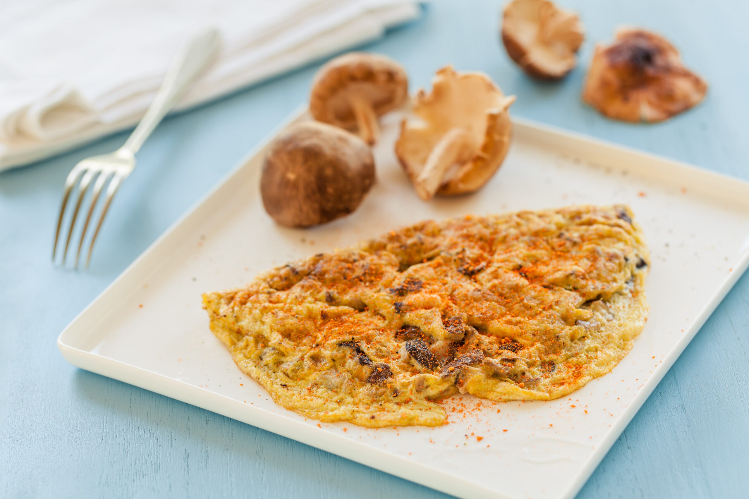 Tortilla de setas shiitake con cúrcuma y pimienta negra, receta saludable rica en nutrientes y con propiedades antiinflamatorias.