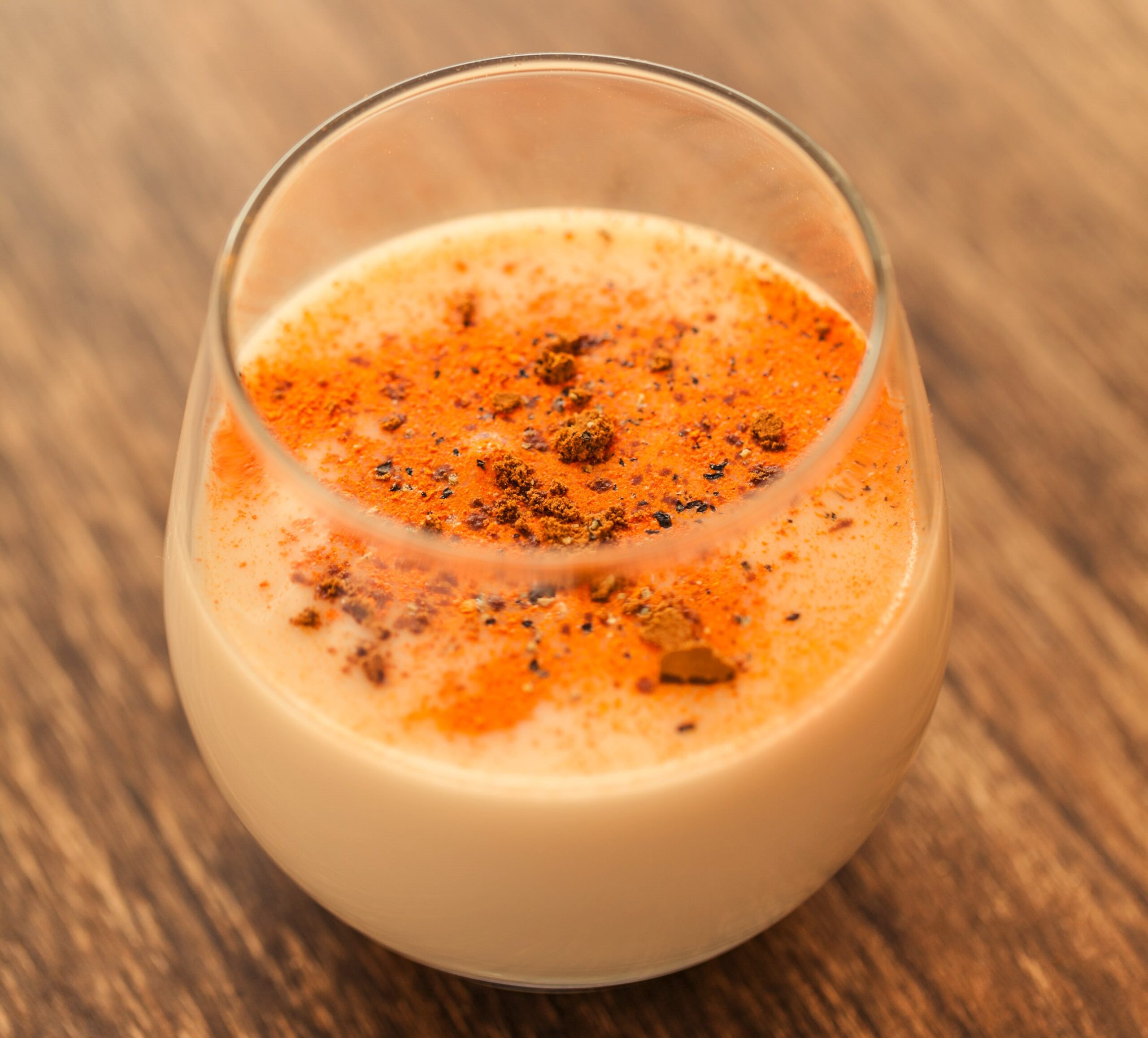 Leche dorada con cúrcuma y especias, bebida saludable con propiedades antiinflamatorias, ideal para fortalecer el sistema inmunológico.