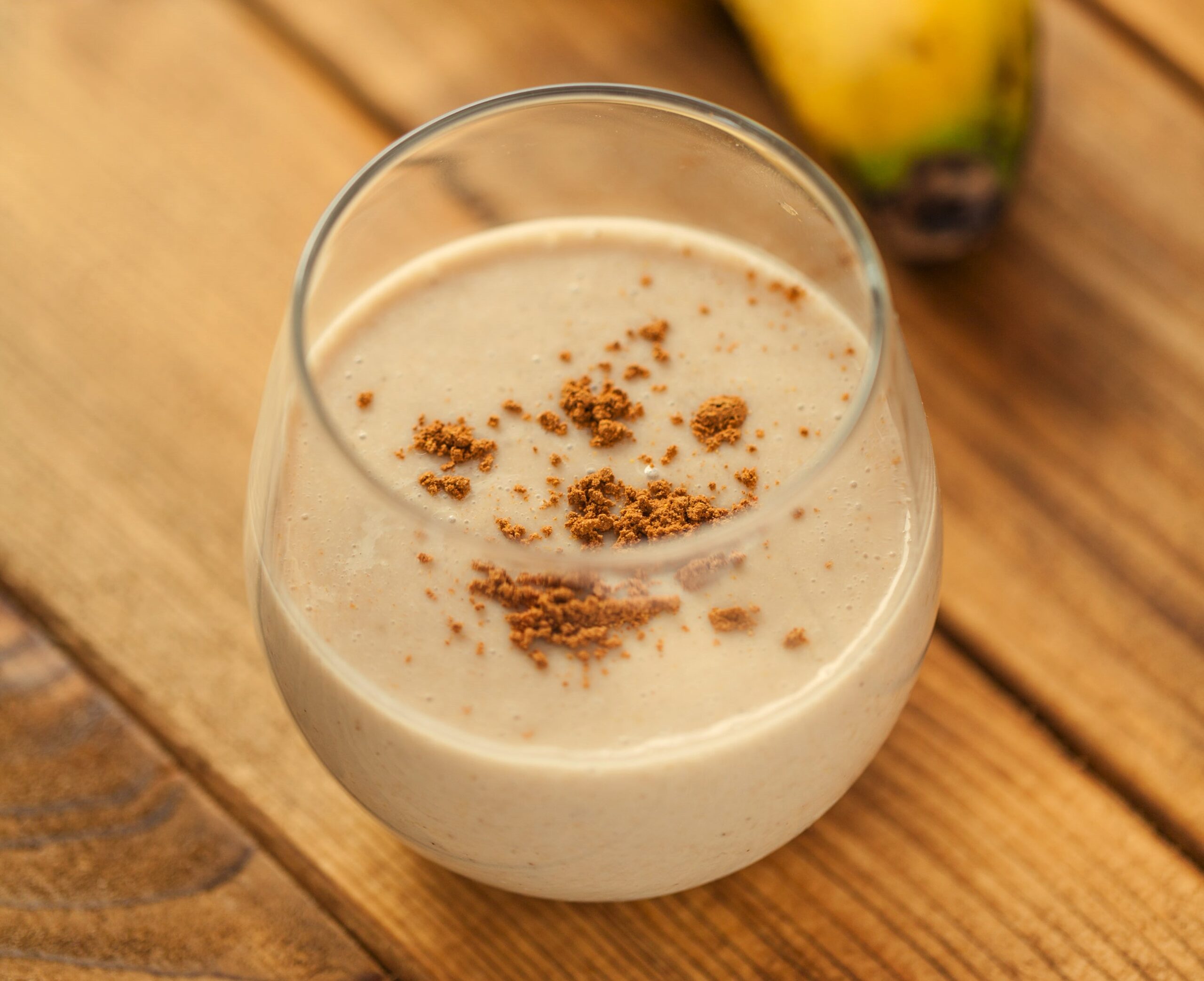 Smoothie cremoso de plátano, coco y sésamo, bebida nutritiva y energética ideal para un desayuno saludable o un snack natural.