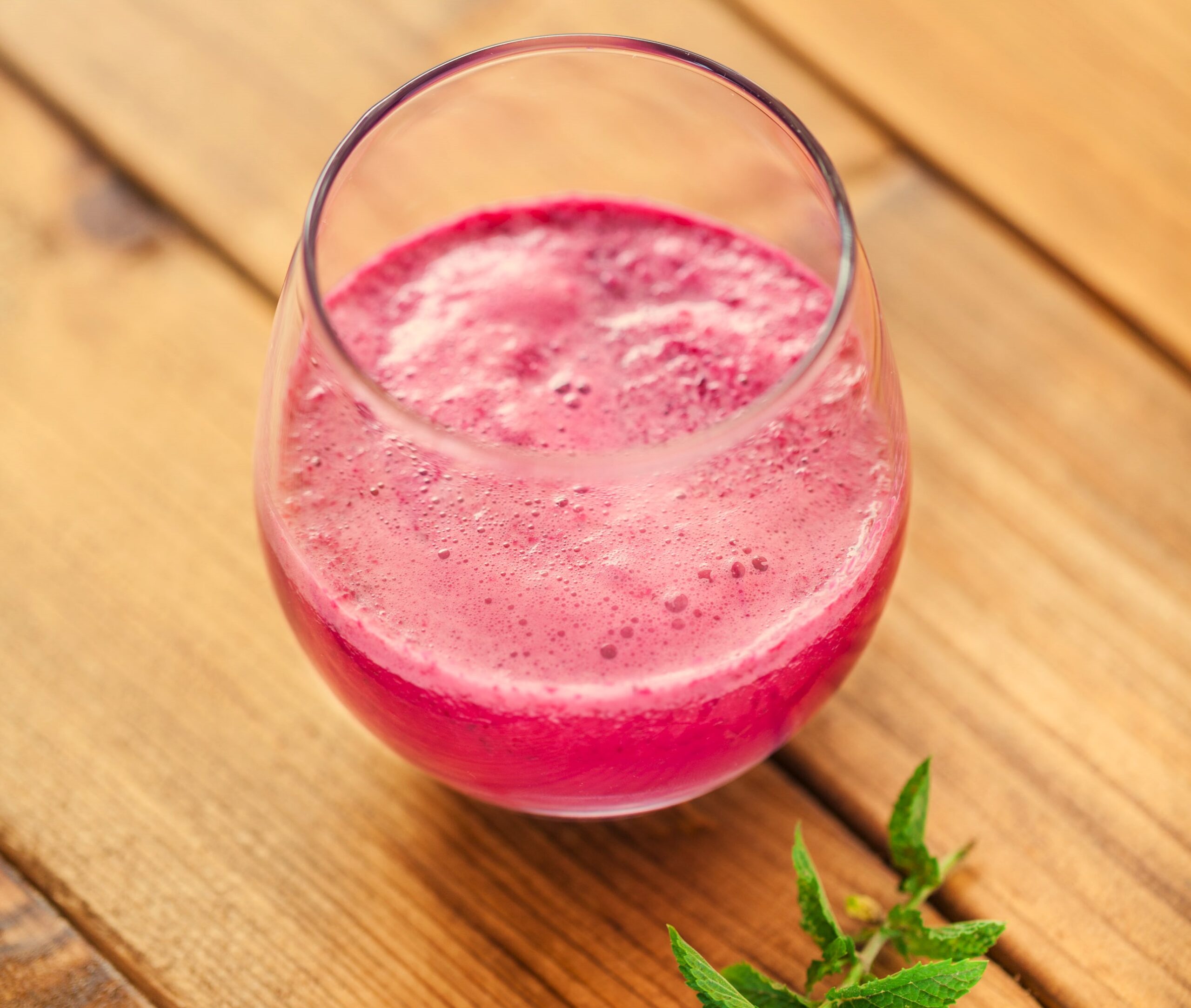 Smoothie de remolacha, bebida antioxidante y revitalizante con un intenso color natural, ideal para aportar energía y favorecer la salud.