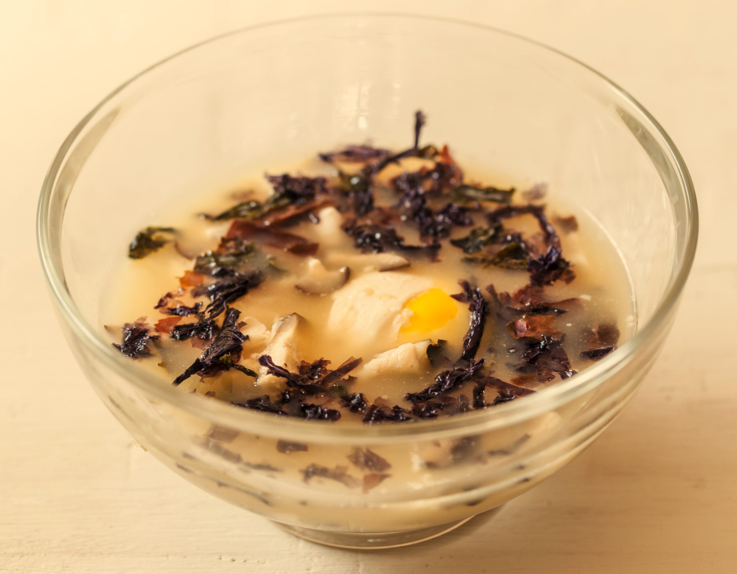 Caldo de verduras con setas shiitake, algas kombu y huevo, sopa nutritiva y reconfortante rica en minerales y sabor umami.