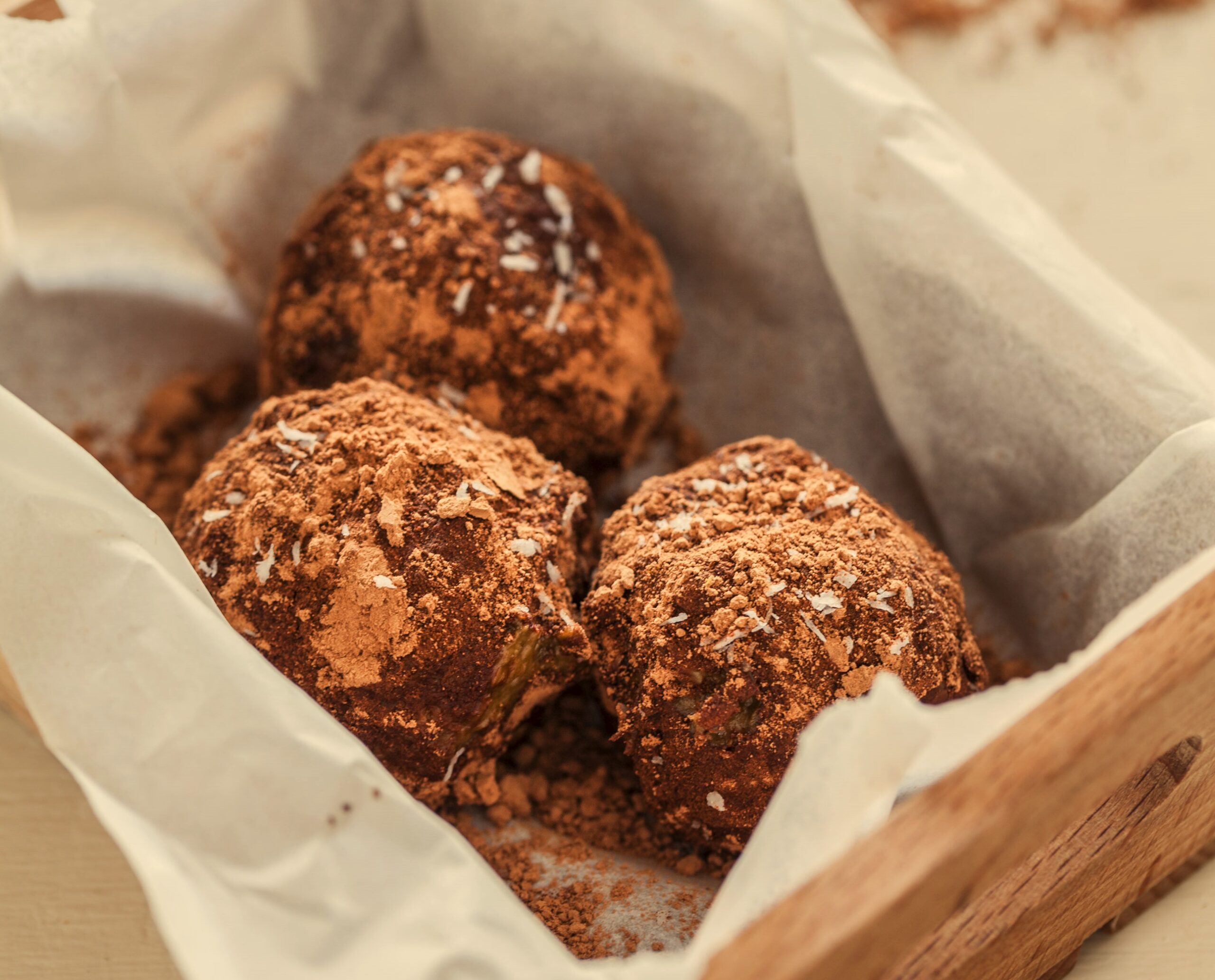 Bombas de aguacate y cacao, dulces saludables y energéticos con textura cremosa, ideales como snack nutritivo sin azúcares refinados.