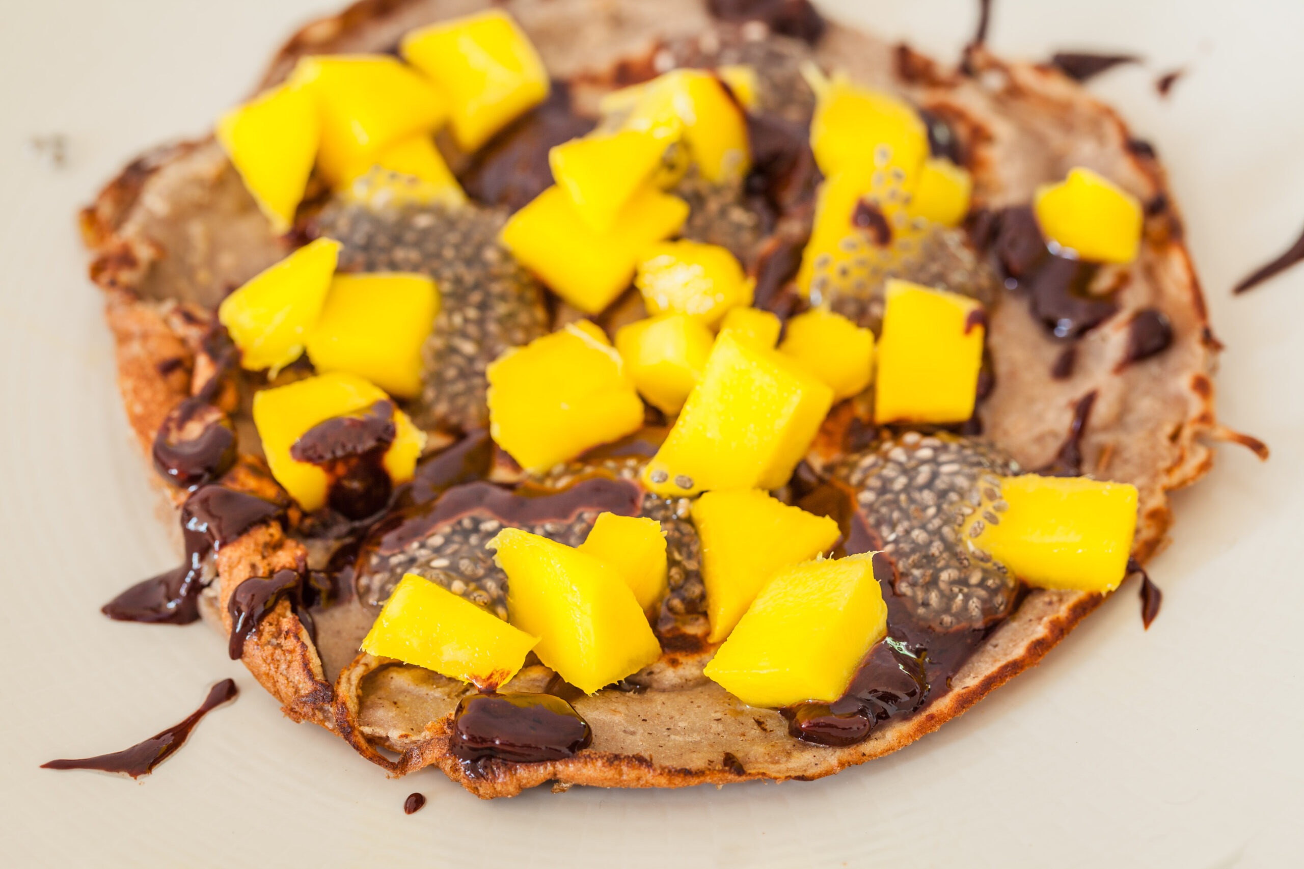 Crep de mango con chía y chocolate, opción dulce y nutritiva con combinación tropical, rica en fibra y antioxidantes.