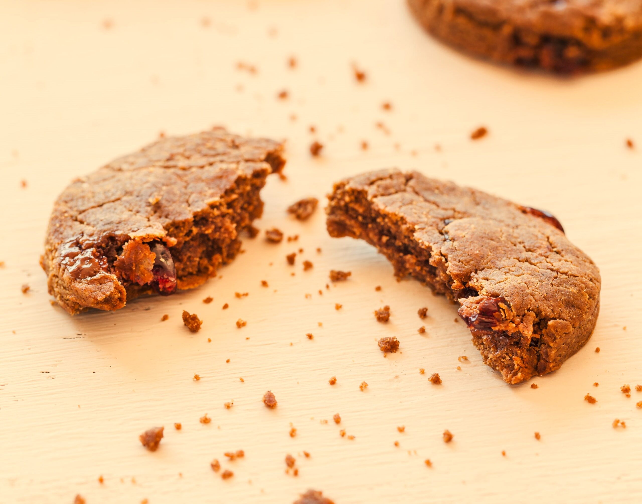 Galletas de coco, cacao y naranja, dulces aromáticos con toque cítrico y textura crujiente, ideales como snack saludable.
