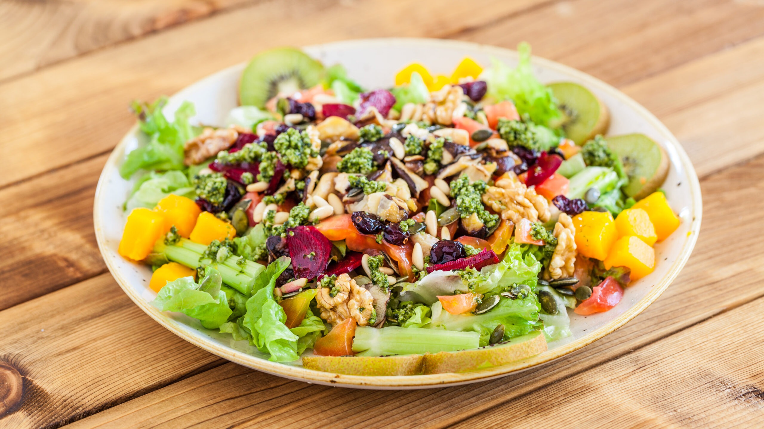 Ensalada antioxidante con frutas, semillas y frutos secos, plato fresco y colorido rico en vitaminas, fibra y grasas saludables.