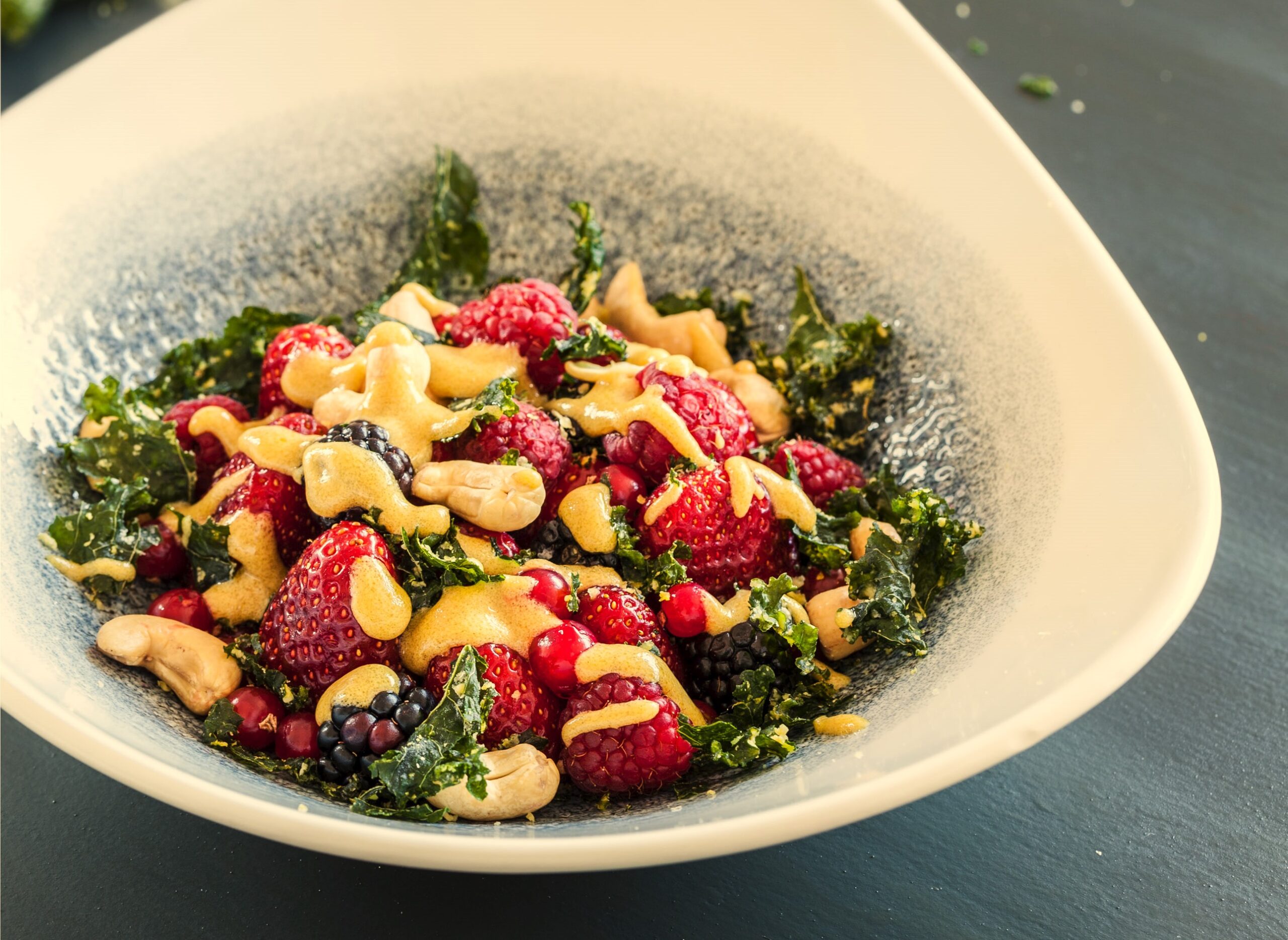 Ensalada de kale y frutos rojos, combinación fresca y nutritiva rica en antioxidantes, vitaminas y fibra, ideal para una alimentación saludable.