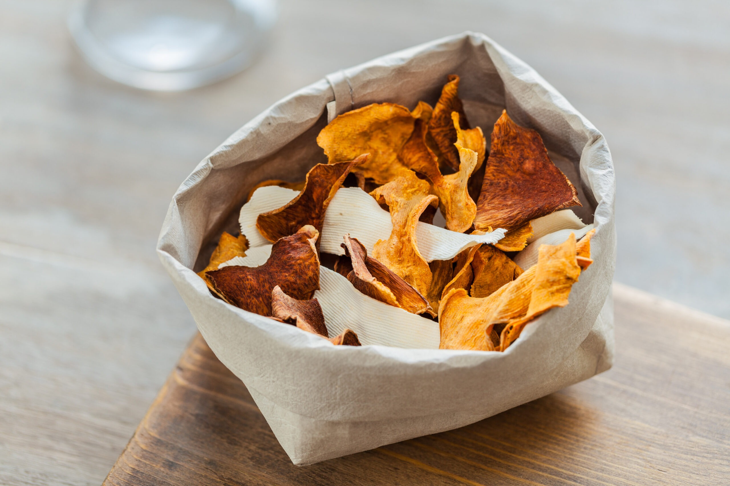 Chips al horno, snack crujiente y ligero elaborado sin fritura, ideal como alternativa saludable a las patatas fritas tradicionales.
