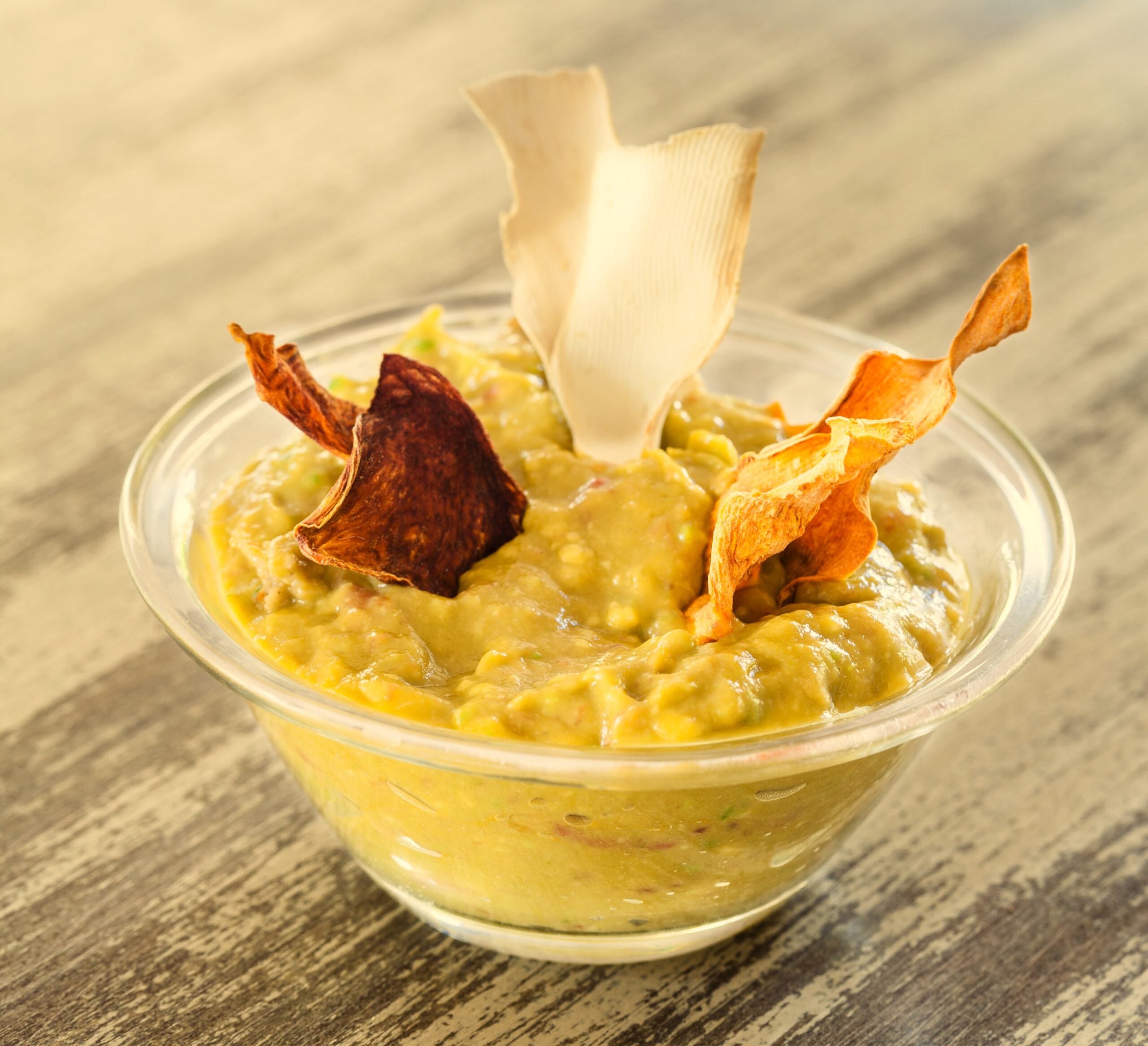 Guacamole “Lamora”, crema de aguacate fresca y sabrosa con toque especial, rica en grasas saludables y perfecta como dip o acompañamiento.