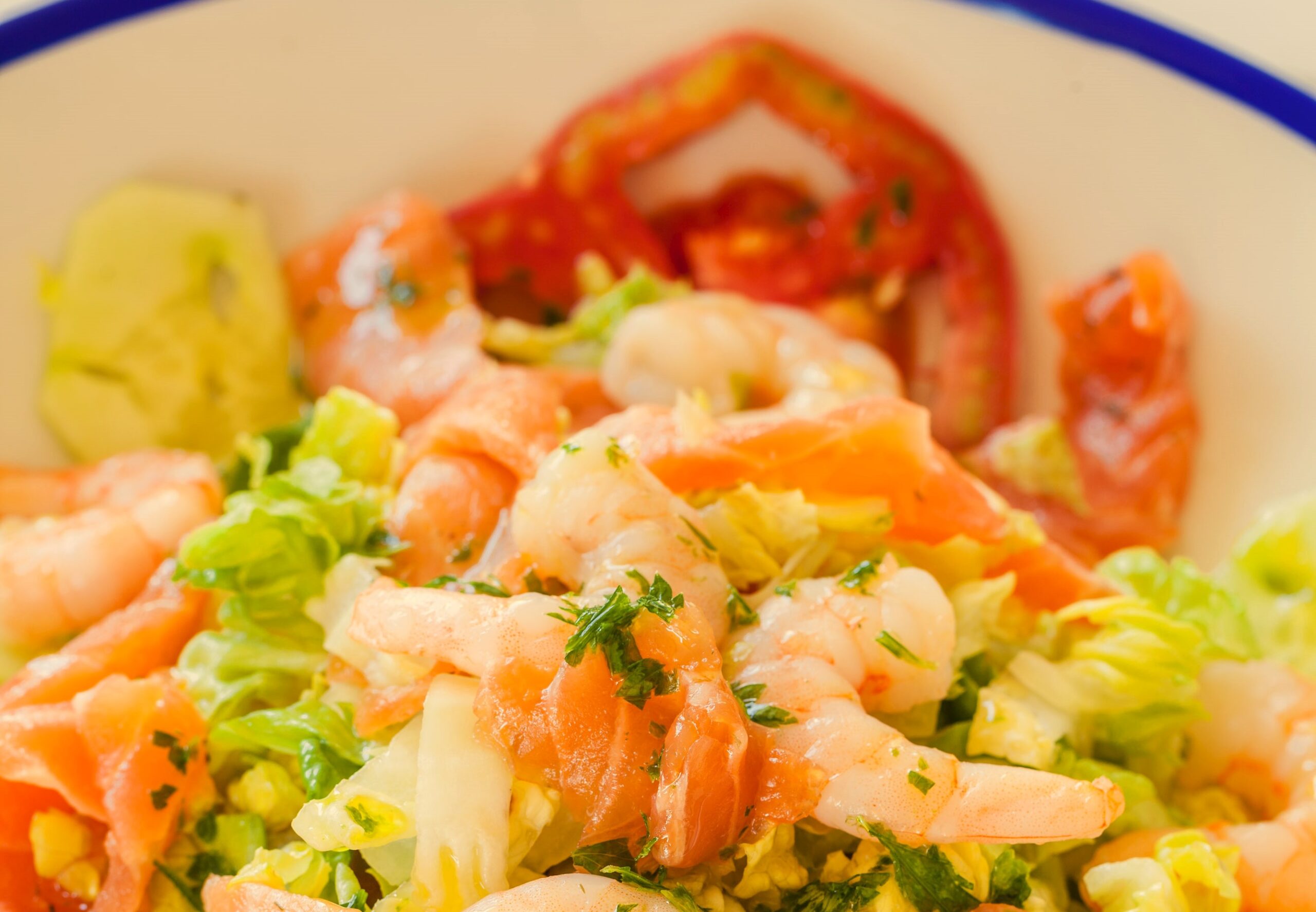 Ensalada marinera con pescado y verduras frescas, plato ligero y nutritivo rico en proteínas y minerales, ideal para una dieta equilibrada.