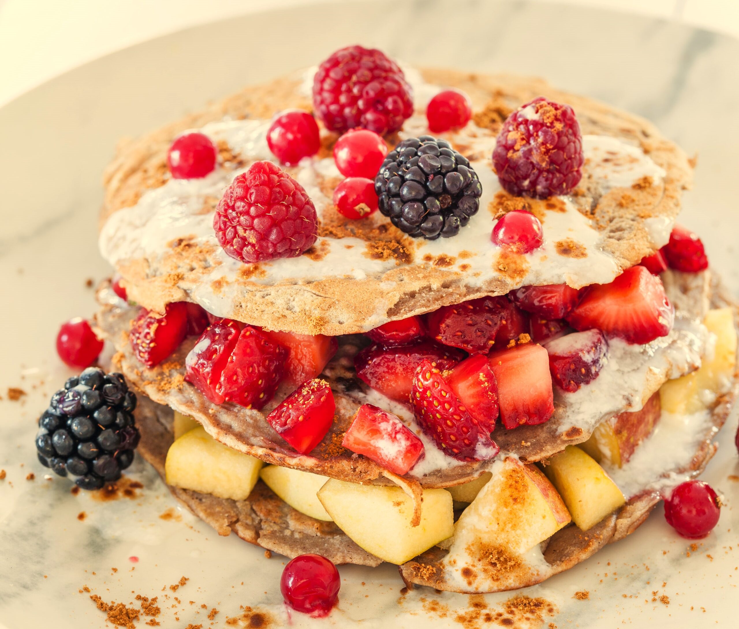 Súper crep de frutos rojos y manzana, opción dulce y nutritiva rica en fibra y antioxidantes, ideal para desayuno o merienda saludable.