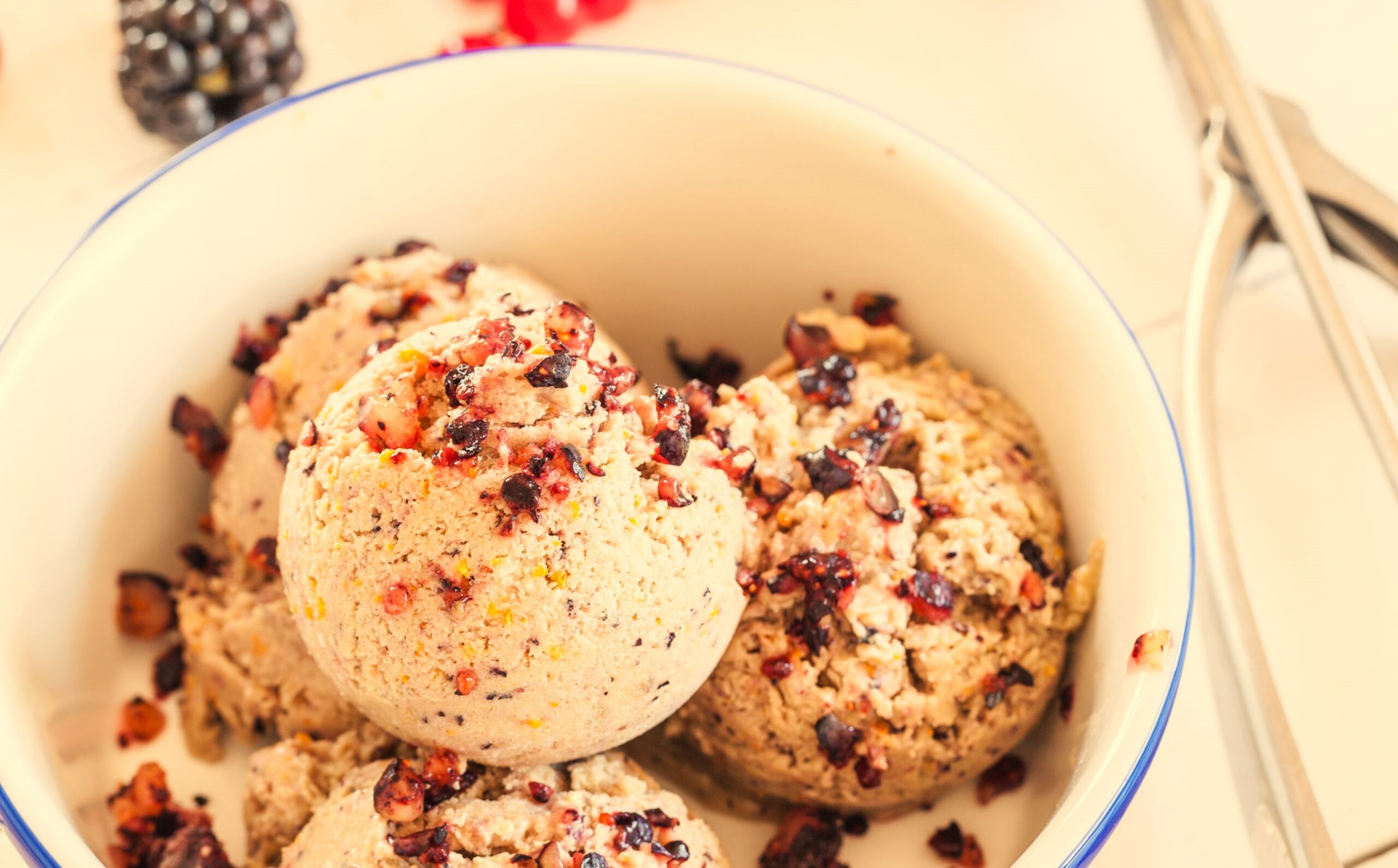 Helado de frutos rojos, postre refrescante y natural rico en antioxidantes, ideal como opción dulce y saludable sin azúcares añadidos.