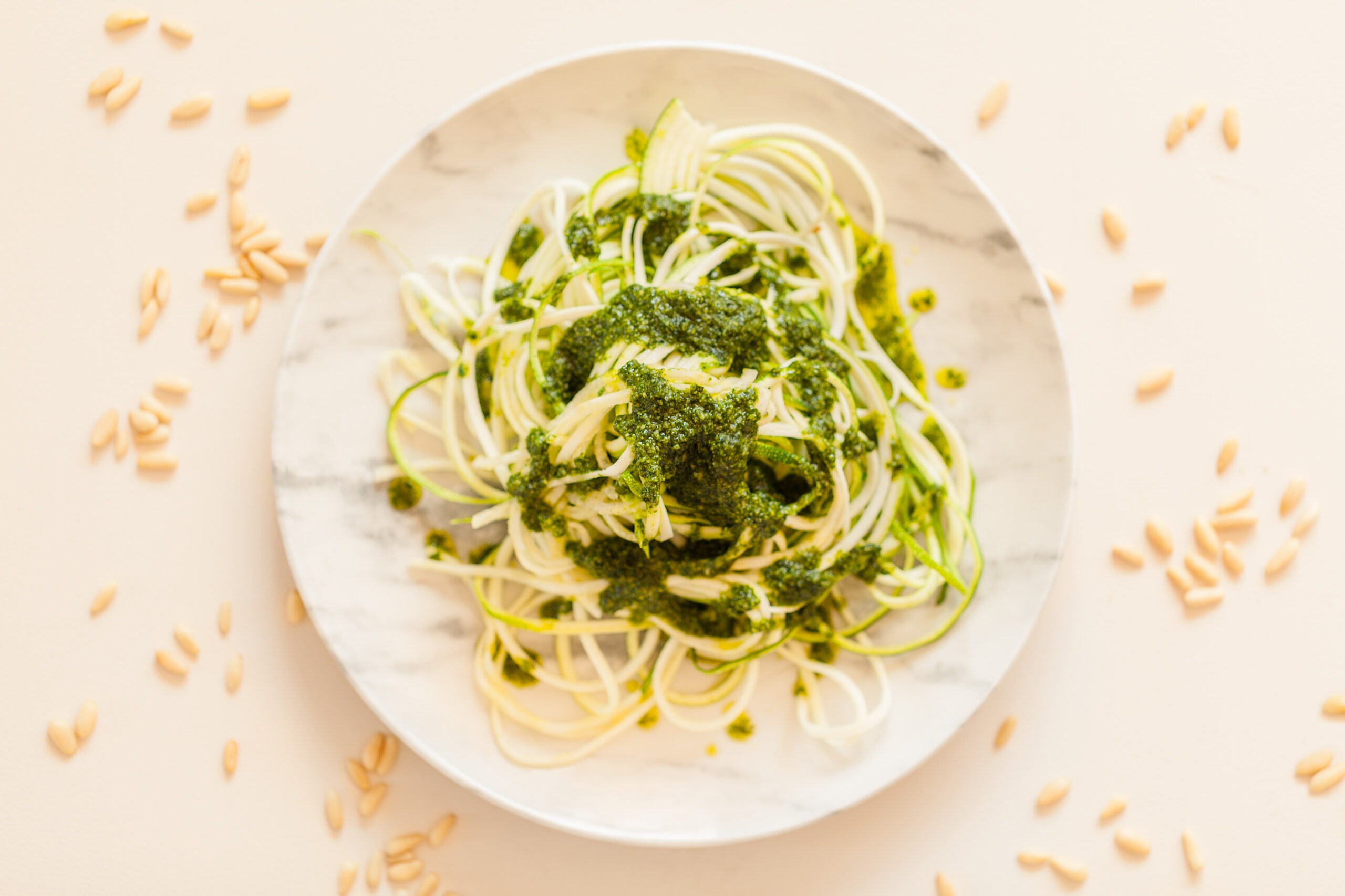 Espaguetis de calabacín con pesto, receta saludable baja en carbohidratos, ideal para una alimentación ligera y nutritiva.