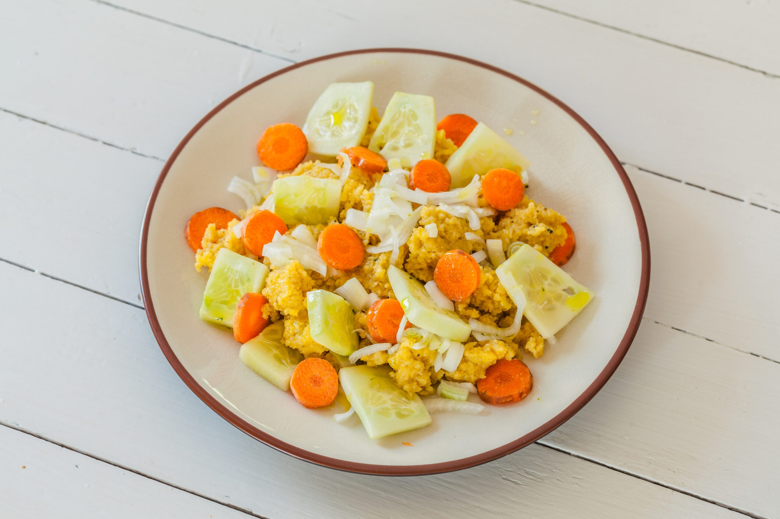 Ensalada peculiar con mezcla de ingredientes frescos y originales, combinación creativa y nutritiva ideal para una alimentación saludable.