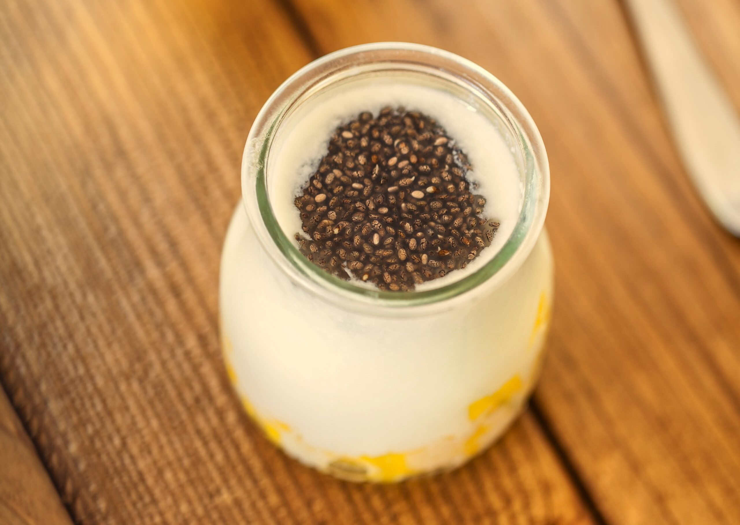 Kéfir con mango y chía, opción refrescante y nutritiva rica en probióticos, fibra y antioxidantes, ideal para una alimentación saludable.