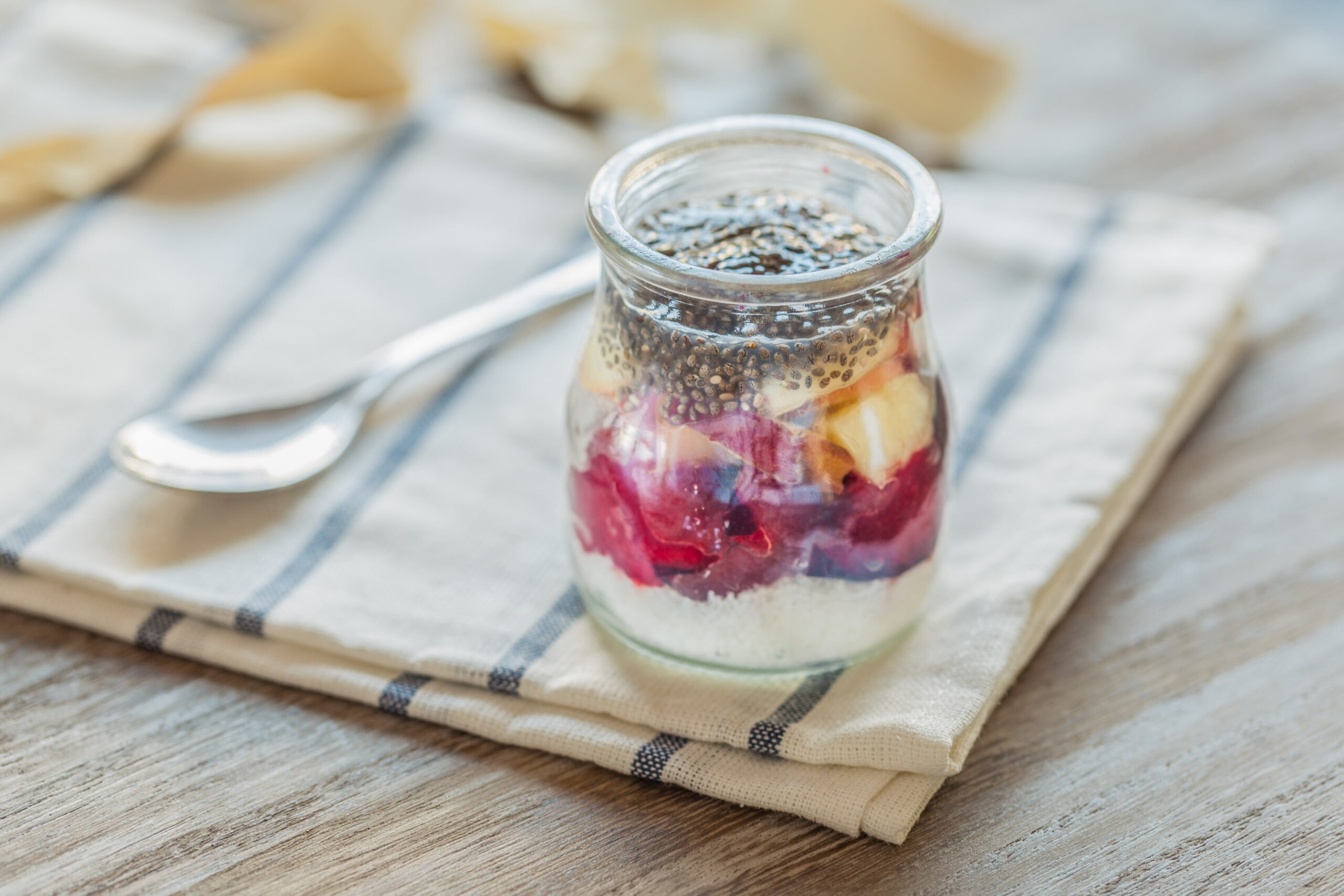 Pudding dulce de coco y chía, postre cremoso y nutritivo rico en fibra y grasas saludables, ideal para una opción dulce equilibrada.
