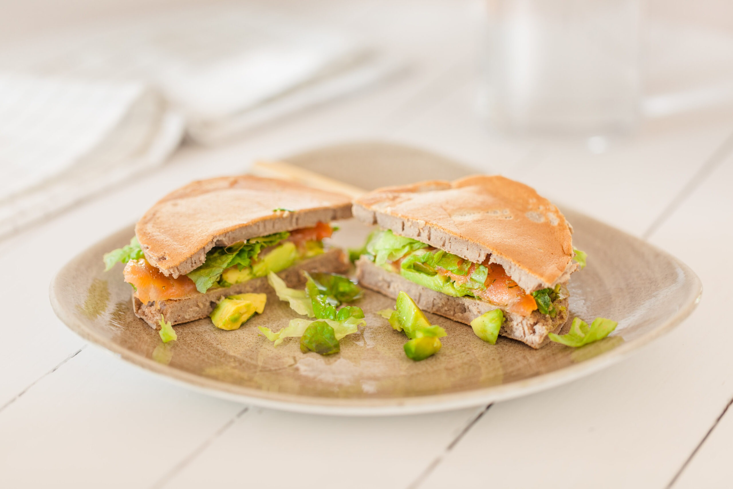 Bocadillo a la marinera con pescado y vegetales frescos, opción sabrosa y nutritiva rica en proteínas y con toque mediterráneo.