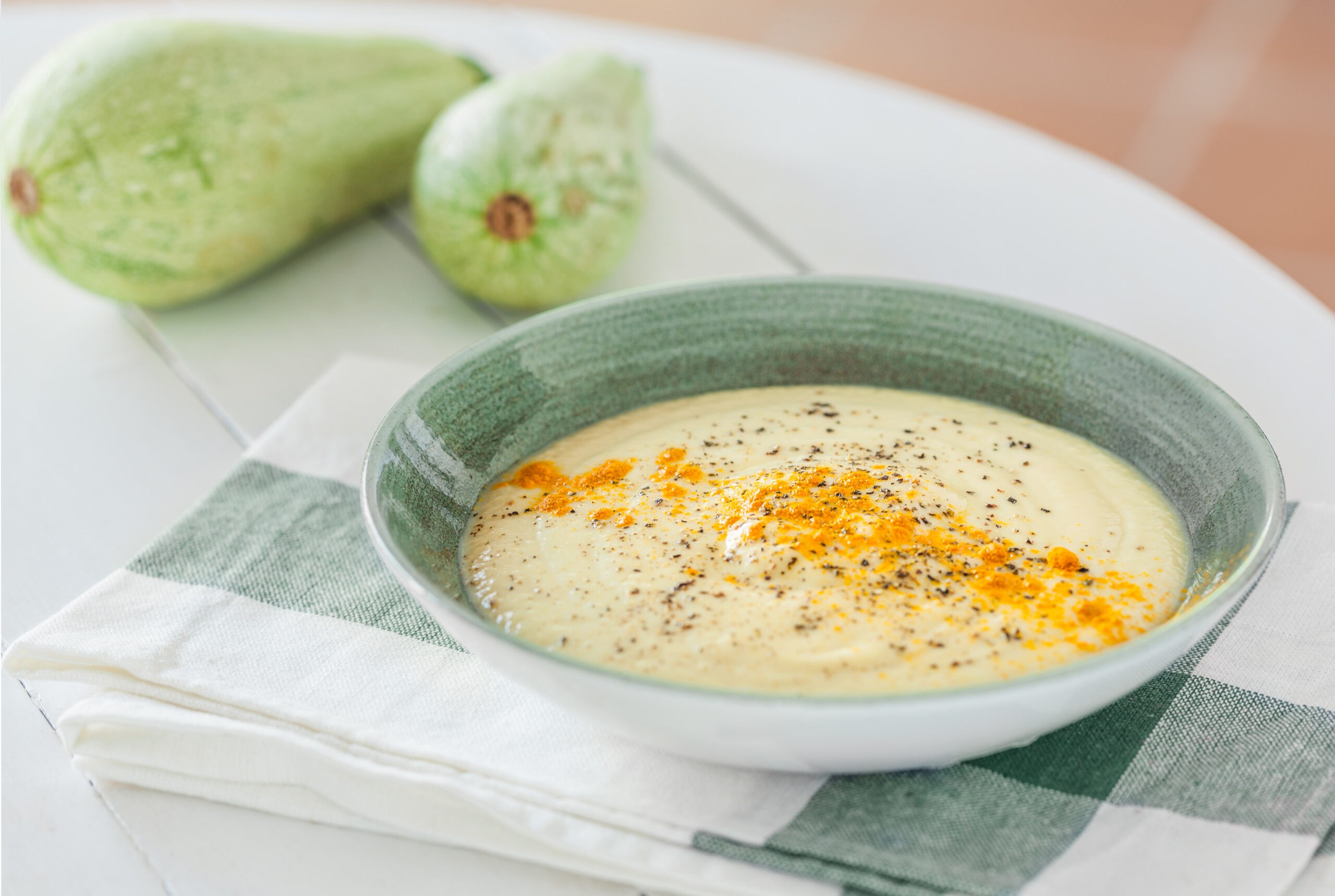 Crema de calabacín casera, receta saludable y ligera, ideal para una alimentación equilibrada y fácil digestión.