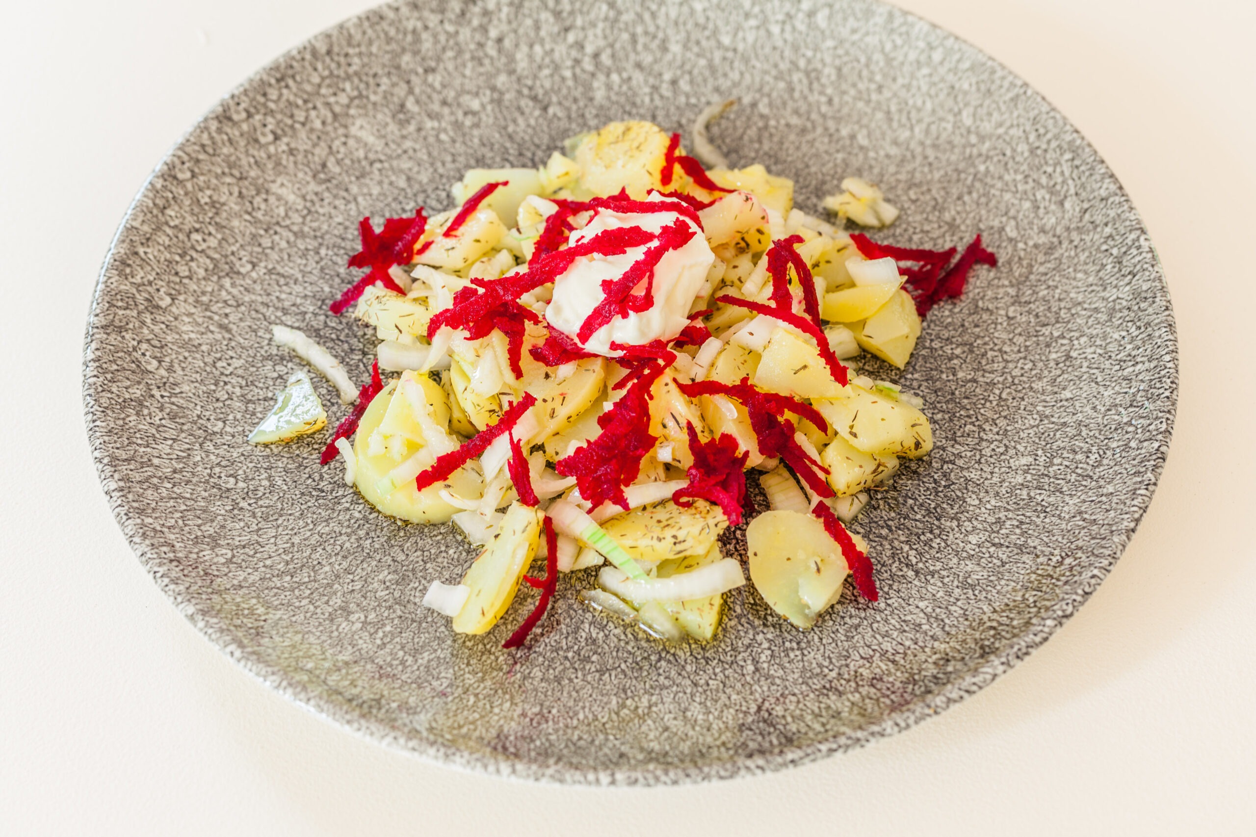 Ensalada de patata fría con verduras, plato saludable y equilibrado, ideal como opción ligera y nutritiva para una alimentación consciente.