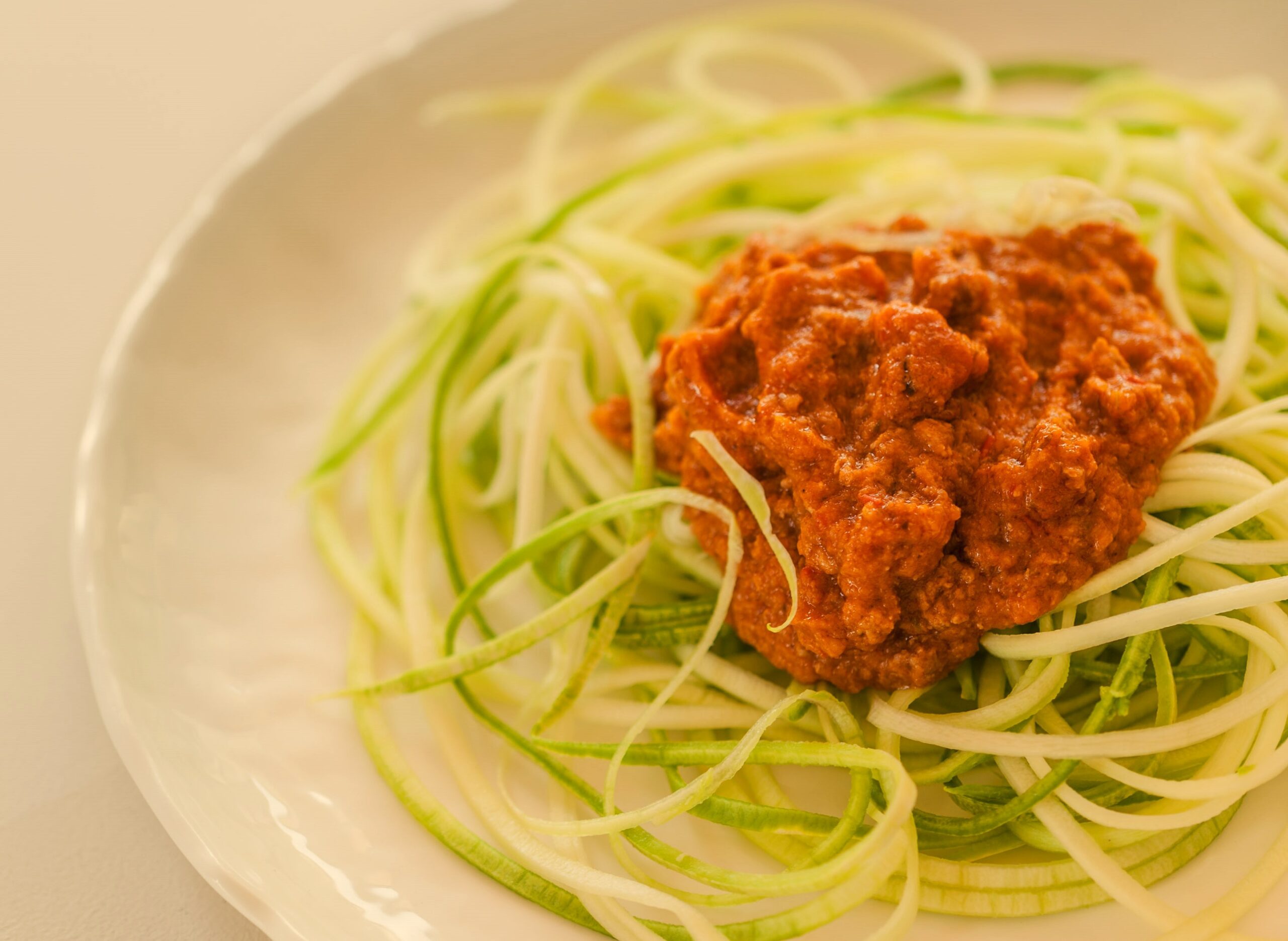 Espaguetis de calabacín con salsa boloñesa, alternativa saludable baja en carbohidratos, ideal para una alimentación equilibrada y nutritiva.