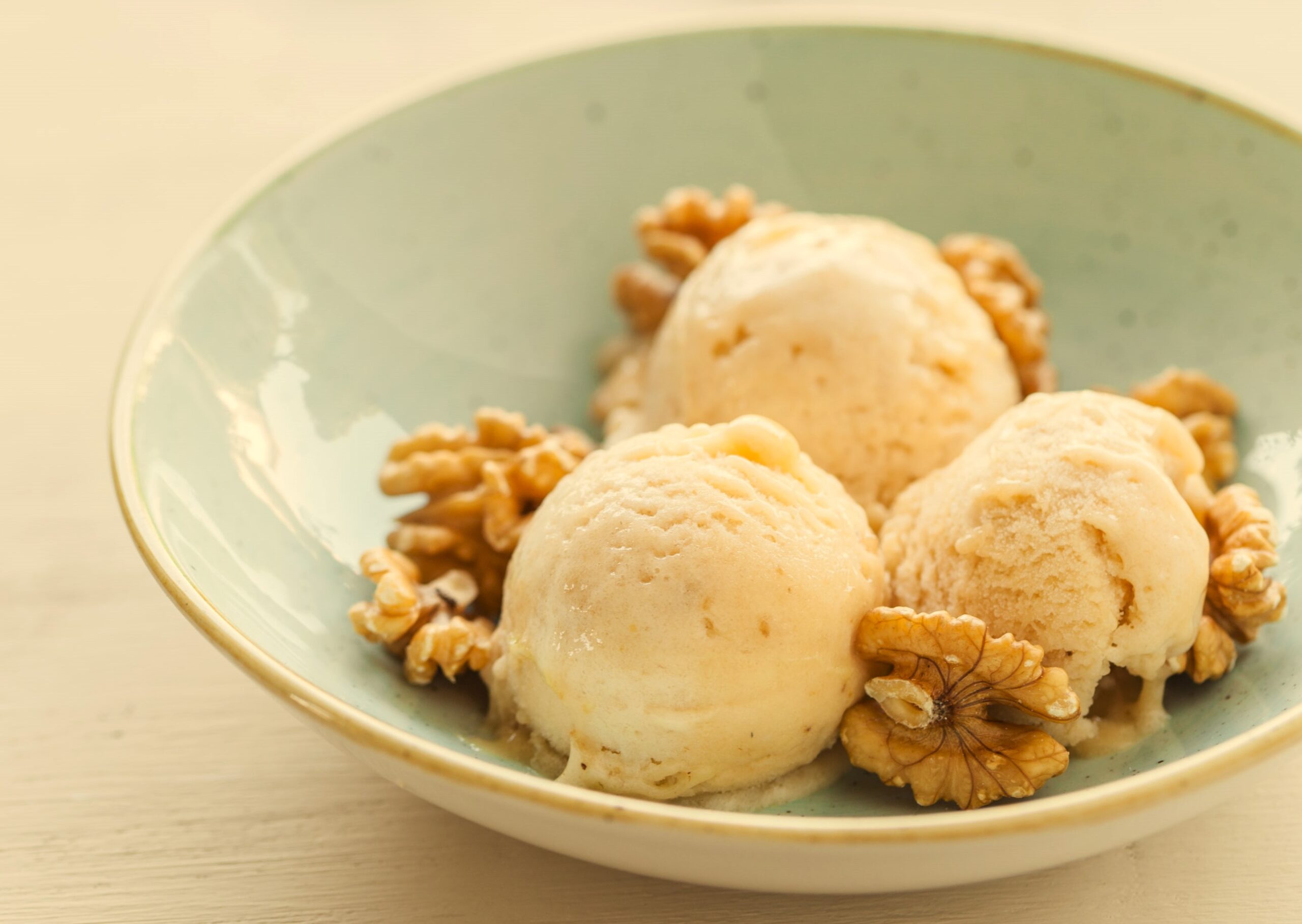 Helado de plátano sin azúcar con nueces, postre saludable y natural, ideal como opción dulce nutritiva y equilibrada.
