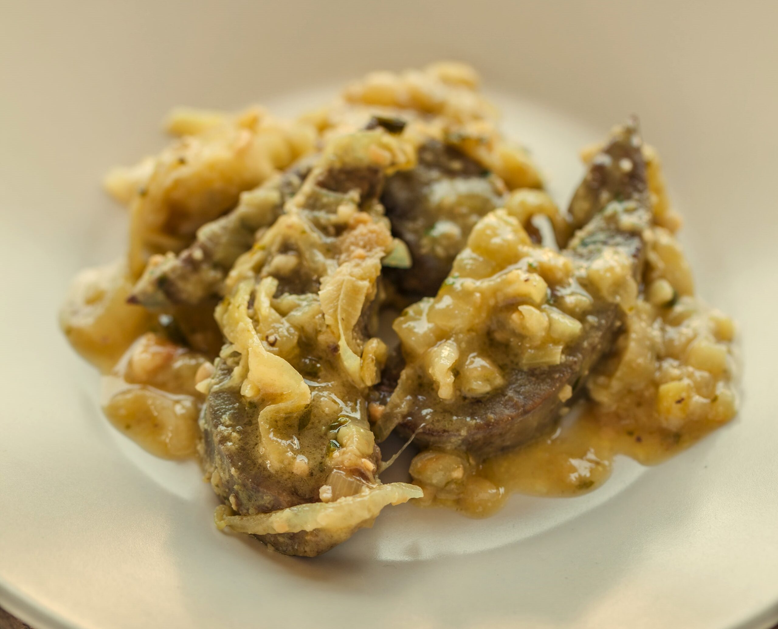 Hígado encebollado, plato tradicional rico en hierro y nutrientes, ideal para una alimentación saludable y equilibrada.