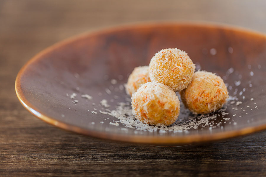 Bolitas de zanahoria y coco, snack saludable y natural, ideal como postre nutritivo y opción dulce equilibrada.