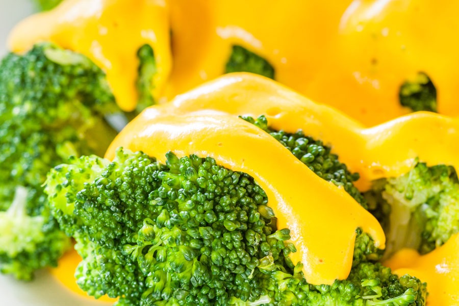 Brócoli con bechamel de calabaza, receta saludable rica en fibra y nutrientes, ideal para una alimentación equilibrada.